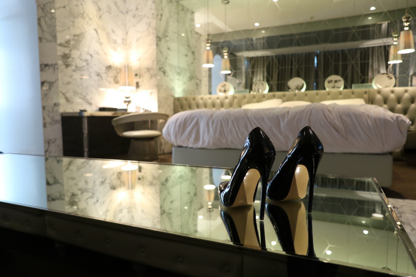 Escort independiente Madrid frente a una agencia